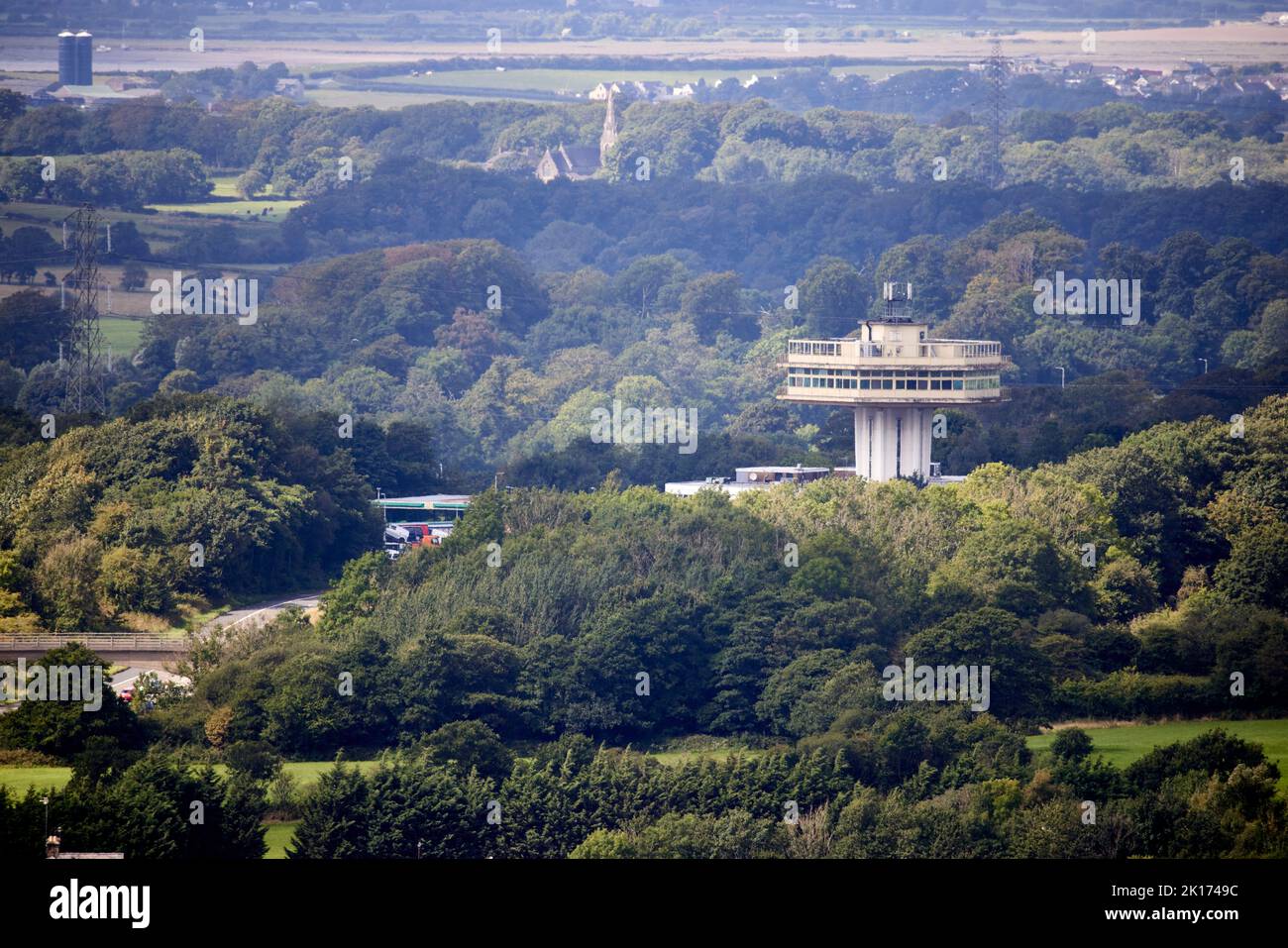 M6 Services der Pennine Tower wurde entwickelt, um den Servicebereich (ursprünglich als „Forton Services“ bezeichnet) deutlich sichtbar zu machen Stockfoto