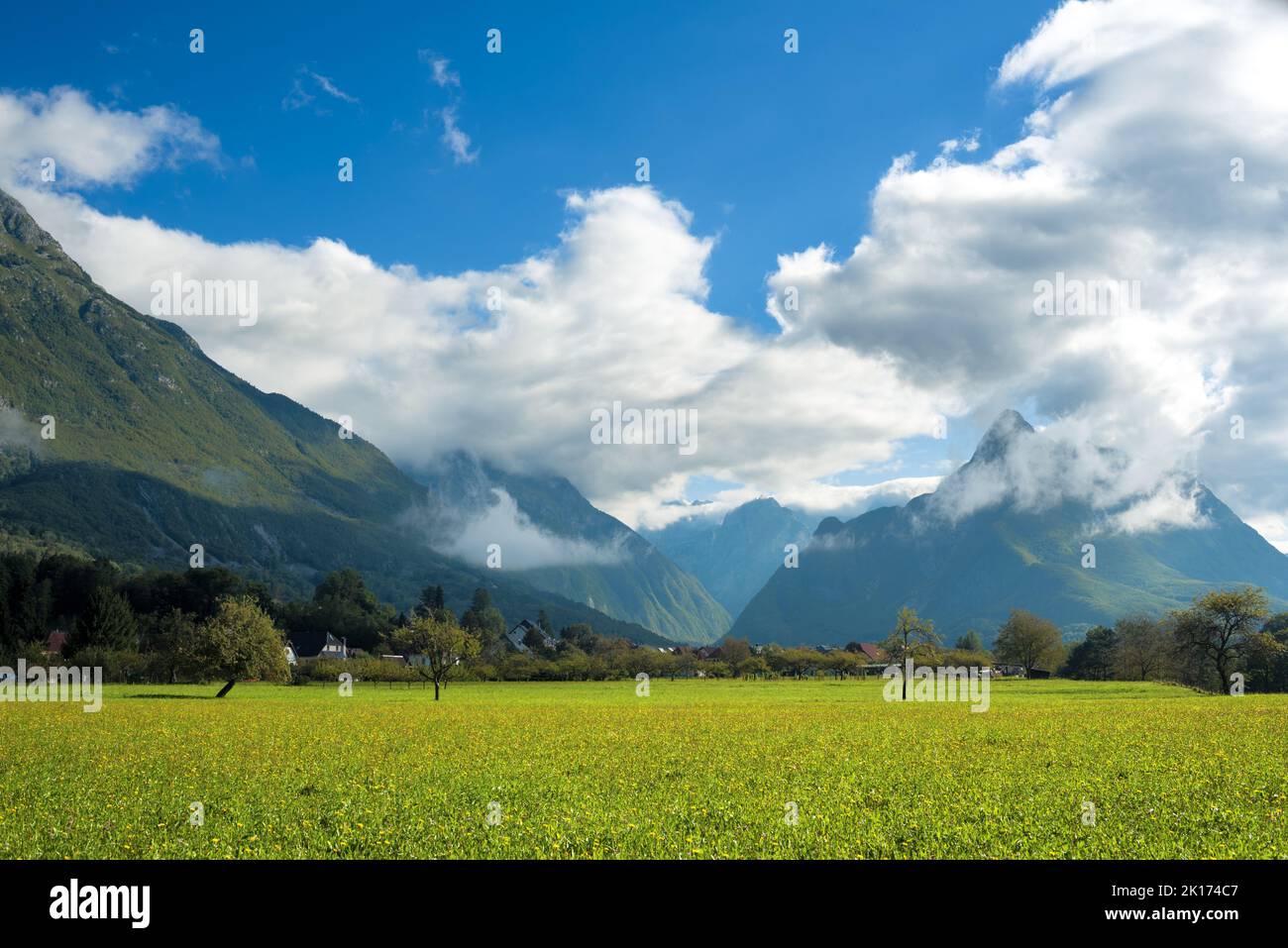 Alpine Landschaft mit weißen Wolken Stockfoto