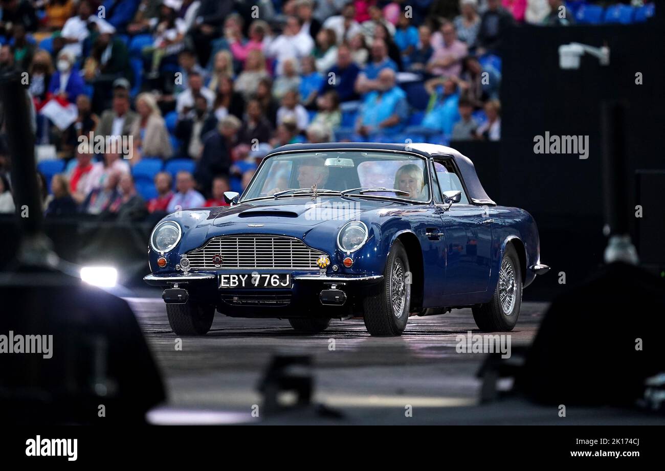 Birmingham 2022 Commonwealth Games - Eröffnungszeremonie - der Prinz von Wales und die Herzogin von Cornwall treffen während der Eröffnungszeremonie der Birmingham 2022 Commonwealth Games im Alexander Stadium, Birmingham, in einem Aston Martin ein. Bilddatum: Donnerstag, 28. Juli 2022. PA-Foto. Siehe PA Story COMMONWEALTH Ceremony. Bildnachweis sollte lauten: Davies Davies/PA Wire. Stockfoto