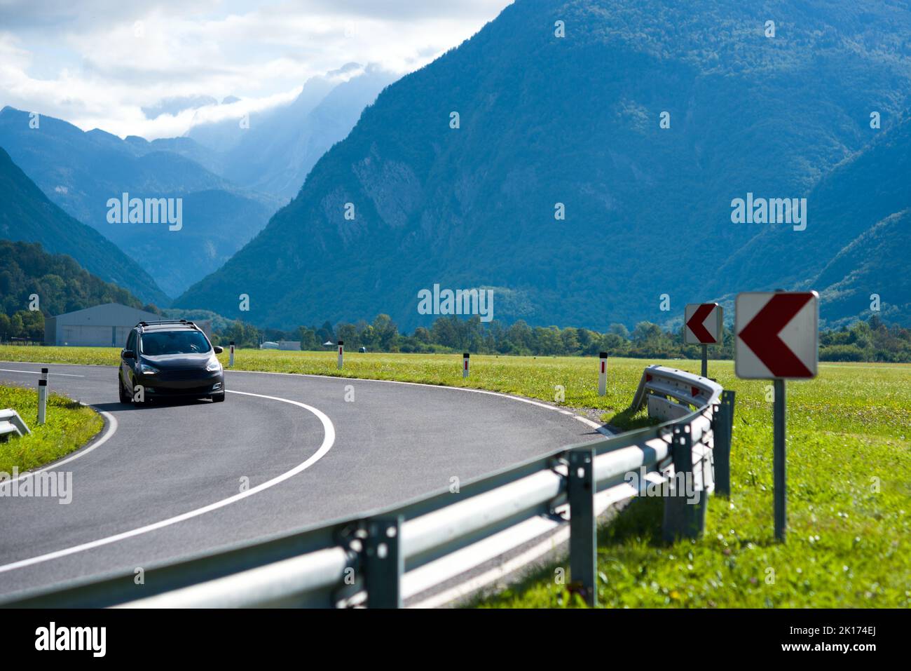 Bergstraßenkurve mit dem Auto Stockfoto