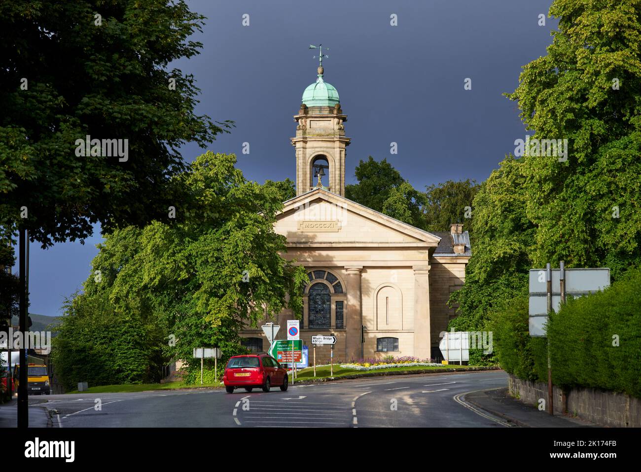 Die John the Baptist Church ist eine denkmalgeschützte Pfarrkirche der Church of England in Buxton, Derbyshire Stockfoto