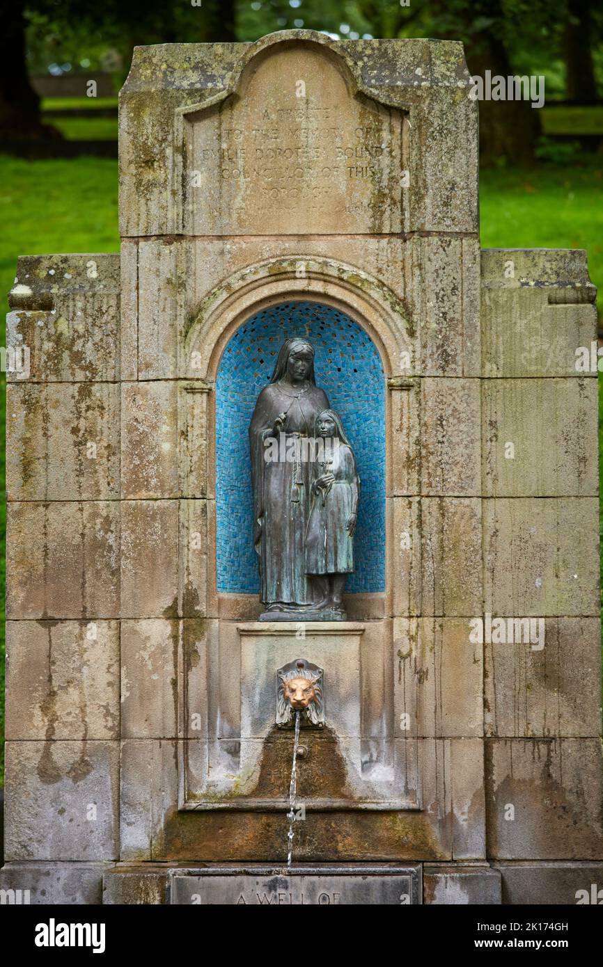 St. Ann's Brunnen alten warmen natürlichen Quelle Buxton, Derbyshire. Der Trinkbrunnen befindet sich am Fuße der Hänge (früher St. Ann's Cliff) Stockfoto