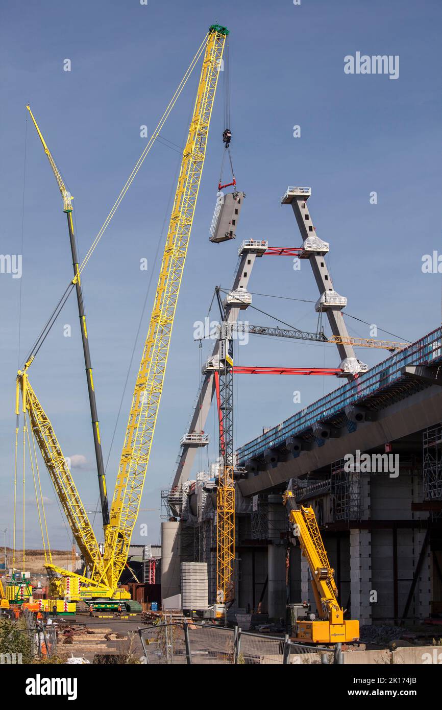 Baustelle der neuen Rheinbrücke der Autobahn A1 zwischen Köln und Leverkusen, Montage eines Teiles des ersten Pylons, Köln, Stockfoto