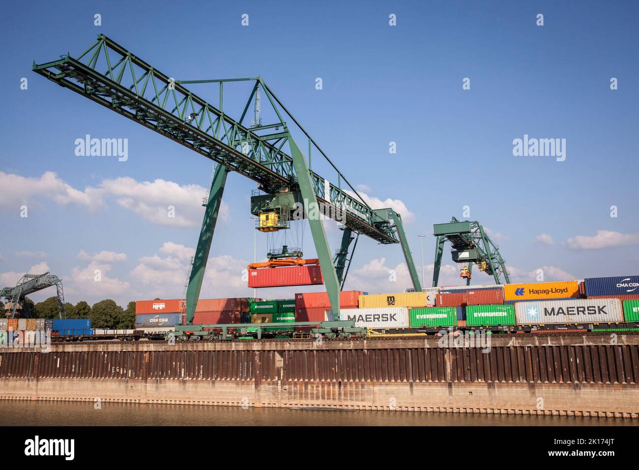 Portalkran im Containerterminal des Rheinhafens im Stadtteil Niehl, Köln, Deutschland. Portalkran im Container-Terminal im Niehler Haf Stockfoto