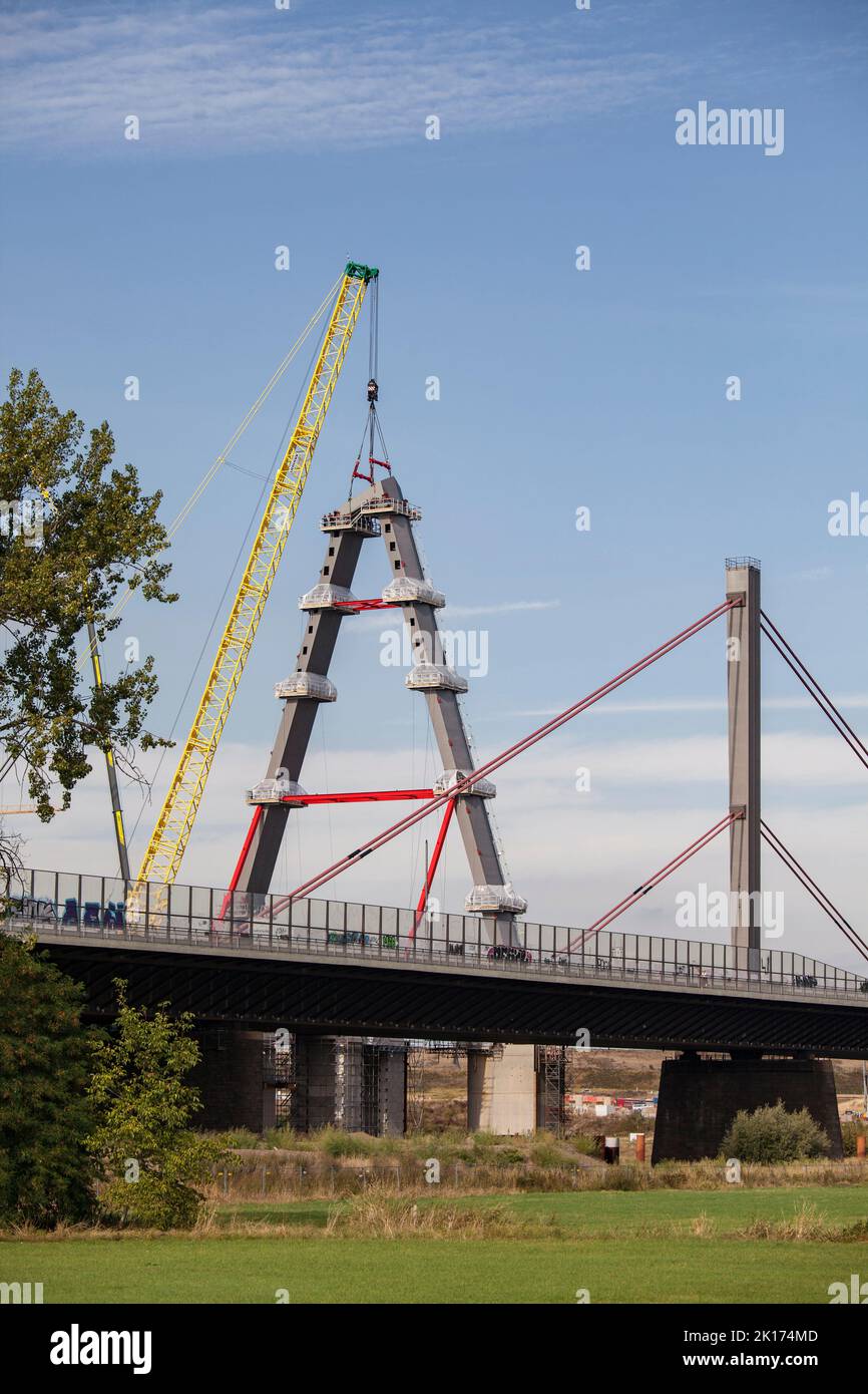 Baustelle der neuen Rheinbrücke der Autobahn A1 zwischen Köln und Leverkusen, Montage des letzten Teiles des ersten Pylons, in Stockfoto