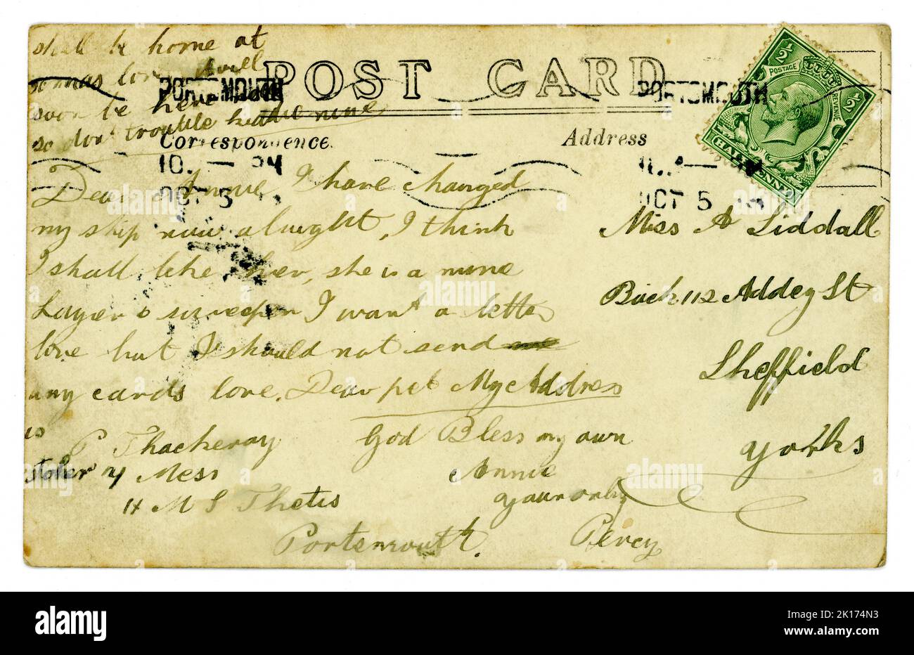 Rückseite einer Postkarte aus dem Jahr WW1, grüner Stempel King George V 1/2 d (halber Pence / Penny) - datiert und aus Portsmouth am 5. 1916. Oktober, Großbritannien, ausgehängt Stockfoto