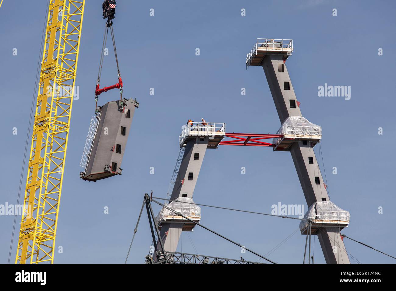 Baustelle der neuen Rheinbrücke der Autobahn A1 zwischen Köln und Leverkusen, Montage eines Teiles des ersten Pylons, Köln, Stockfoto