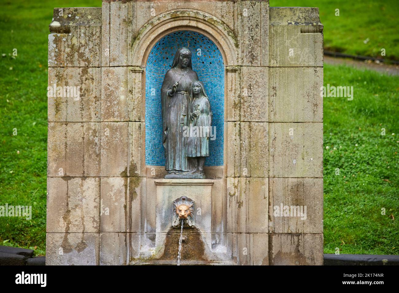 St. Ann's Brunnen alten warmen natürlichen Quelle Buxton, Derbyshire. Der Trinkbrunnen befindet sich am Fuße der Hänge (früher St. Ann's Cliff) Stockfoto