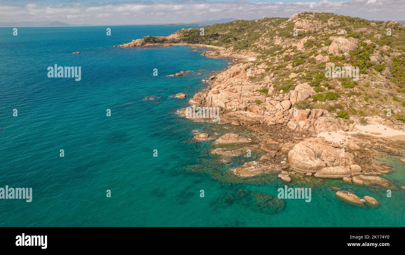 Drohnenbild der Horsehhoe Bay in Bowen, Queensland, Australien. Der wunderschöne Hufeisenstrand liegt an der Ostküste und ist eine wunderbare natürliche Umgebung. Stockfoto