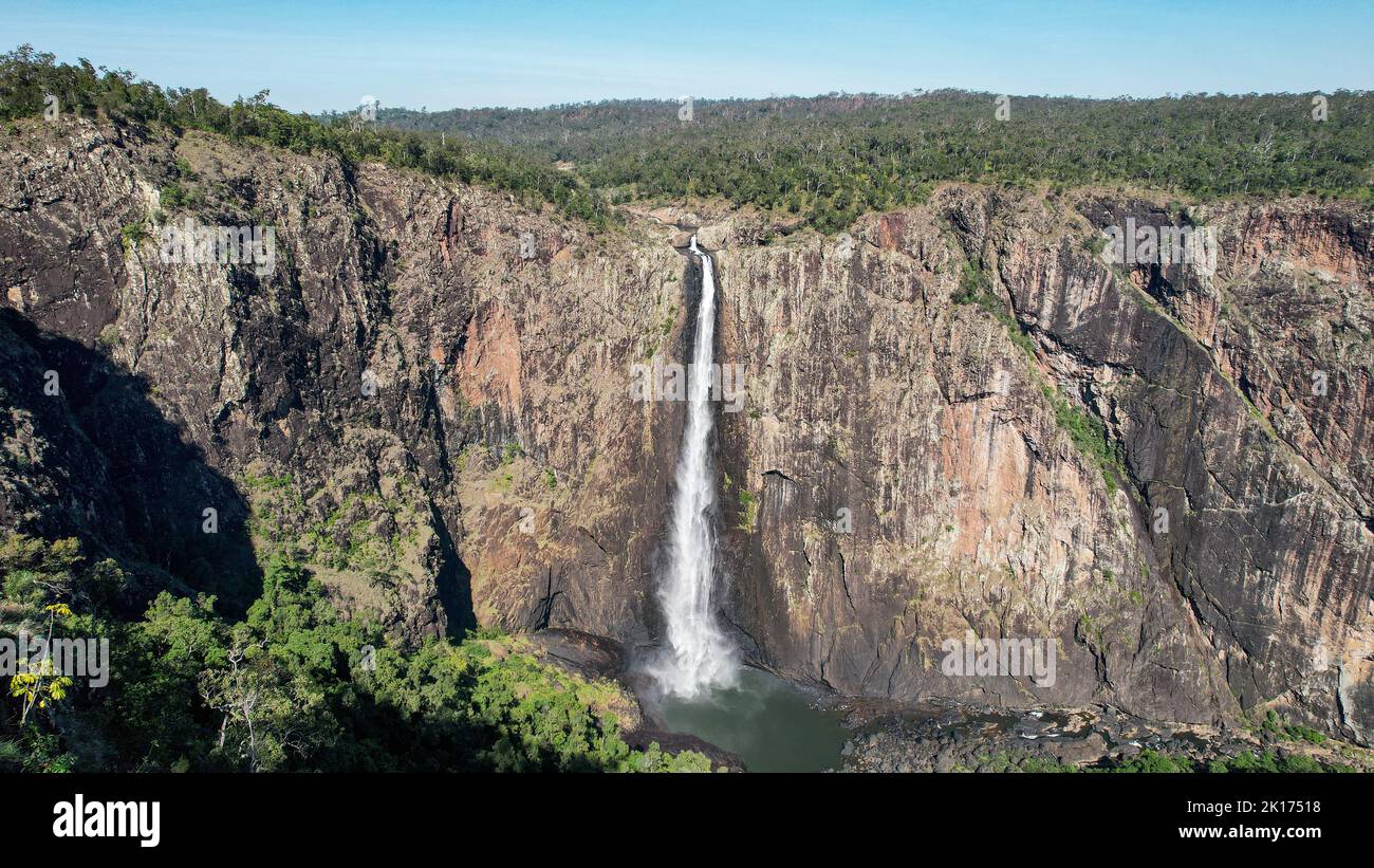 Drohnenansicht der atemberaubenden Wallaman Falls im tropischen Norden von Queensland, Australien. Dies ist der höchste vertikale Wasserfall in Australien. Stockfoto