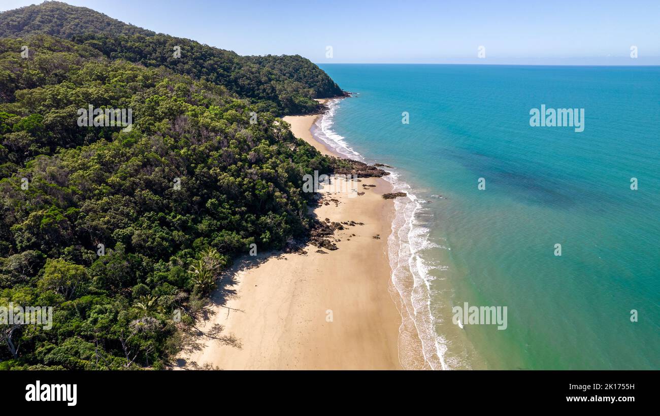 Drohnenfotografie von Etty Bay in Queensland Australien. Üppig grüner Dschungel trifft auf den wunderschönen weißen Sand und das blaue Meer. Stockfoto