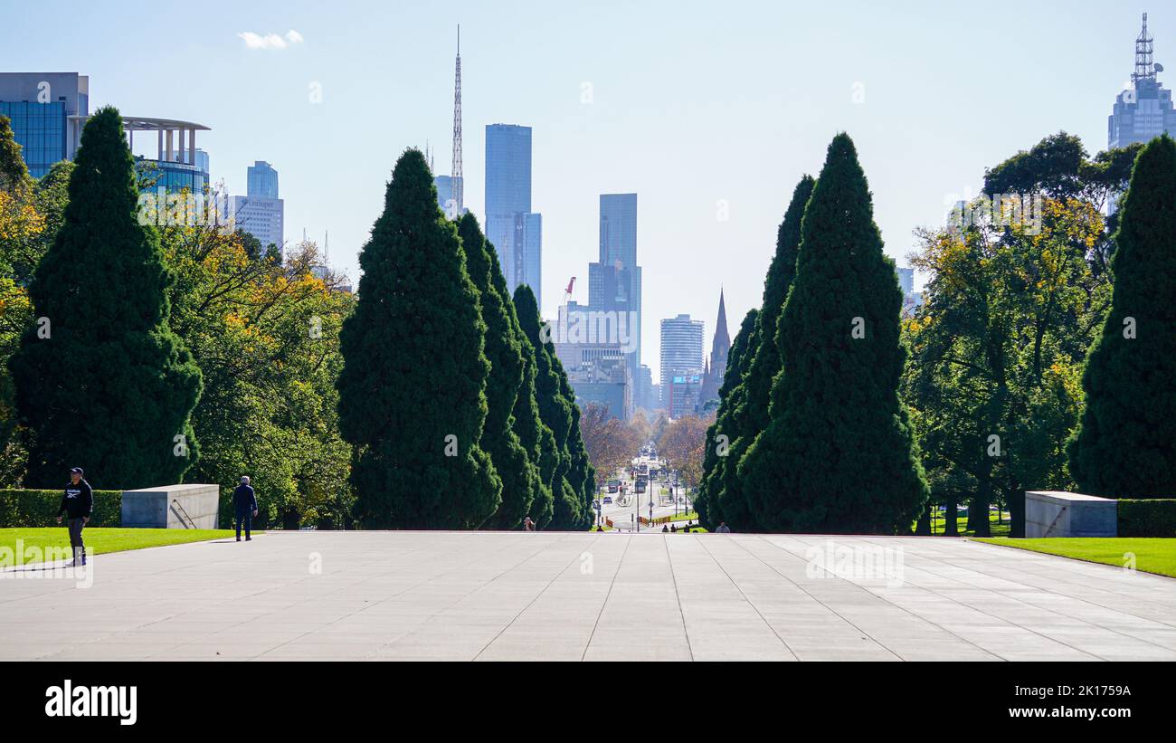 Stadtlandschaft von Melbourne, Victoria, Foto aufgenommen in einem Gedenkpark mit Blick auf die Skyline der Stadt in der Ferne. Stockfoto