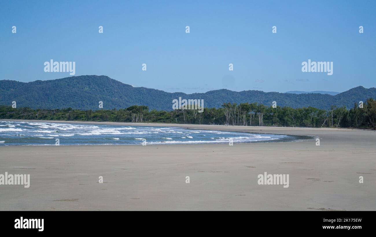 Landschaftsstrand von Cape Tribulation in Far North Queensland, Australien. Atemberaubender weißer Sand, blauer Ozean und tropische Insel vibes mit üppigem. Grün. Stockfoto