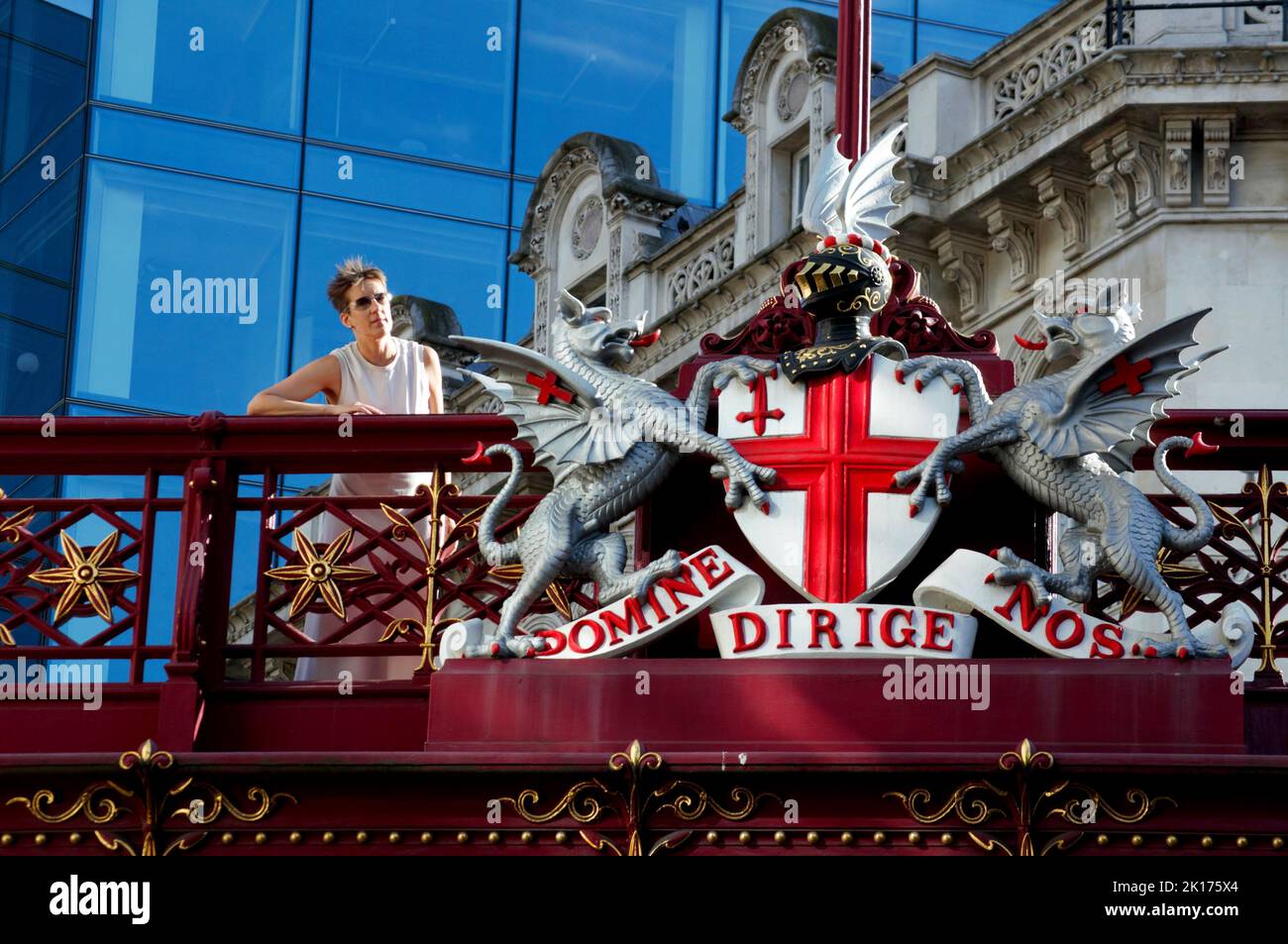 Außenportrait einer kaukasischen Frau neben dem Londoner Wappen auf Holborn Viaduct, London, Großbritannien. Der Universelle Appell. Stockfoto