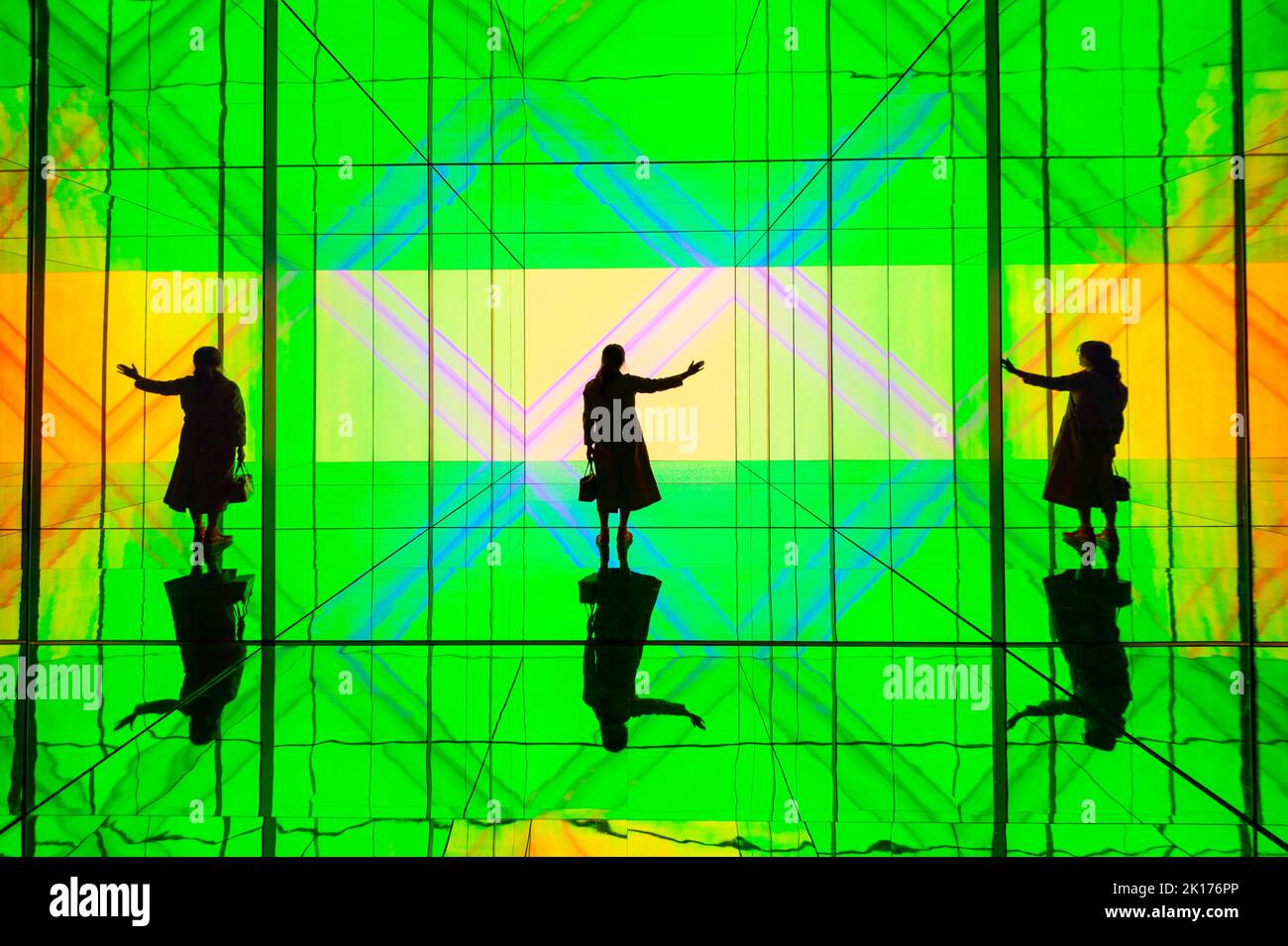 London, Großbritannien. 16. September 2022. People Experience INTO SIGHT, eine groß angelegte Installation von Sony Design, bei der das Verhalten des Publikums die Grafik und den Klang beeinflusst. Es kombiniert die Crystal LED-Anzeigesysteme von Sony, die kürzlich die Green-Screen-Technologie in einer der größten Entwicklungen in der Filmproduktion mit generativem Sound, durchsehbaren Glaswänden und Spiegeln ersetzt haben. Das Werk ist im Rahmen des London Design Festival 20. am 17-25. September 2022 am Cromwell Place, South Kensington, zu sehen. Kredit: Stephen Chung / Alamy Live Nachrichten Stockfoto