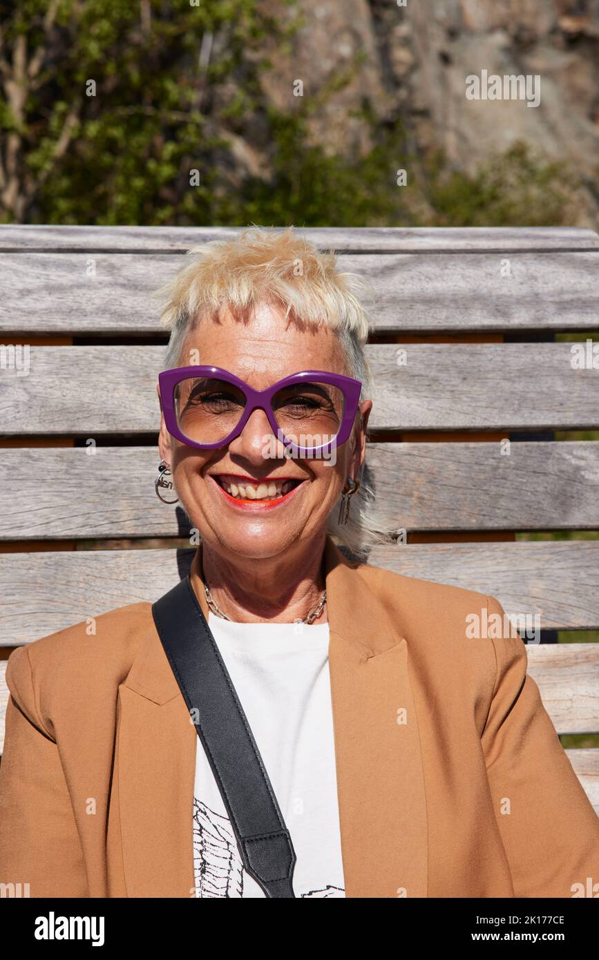 Lächelnde Frau, Blick in die Kamera Stockfoto