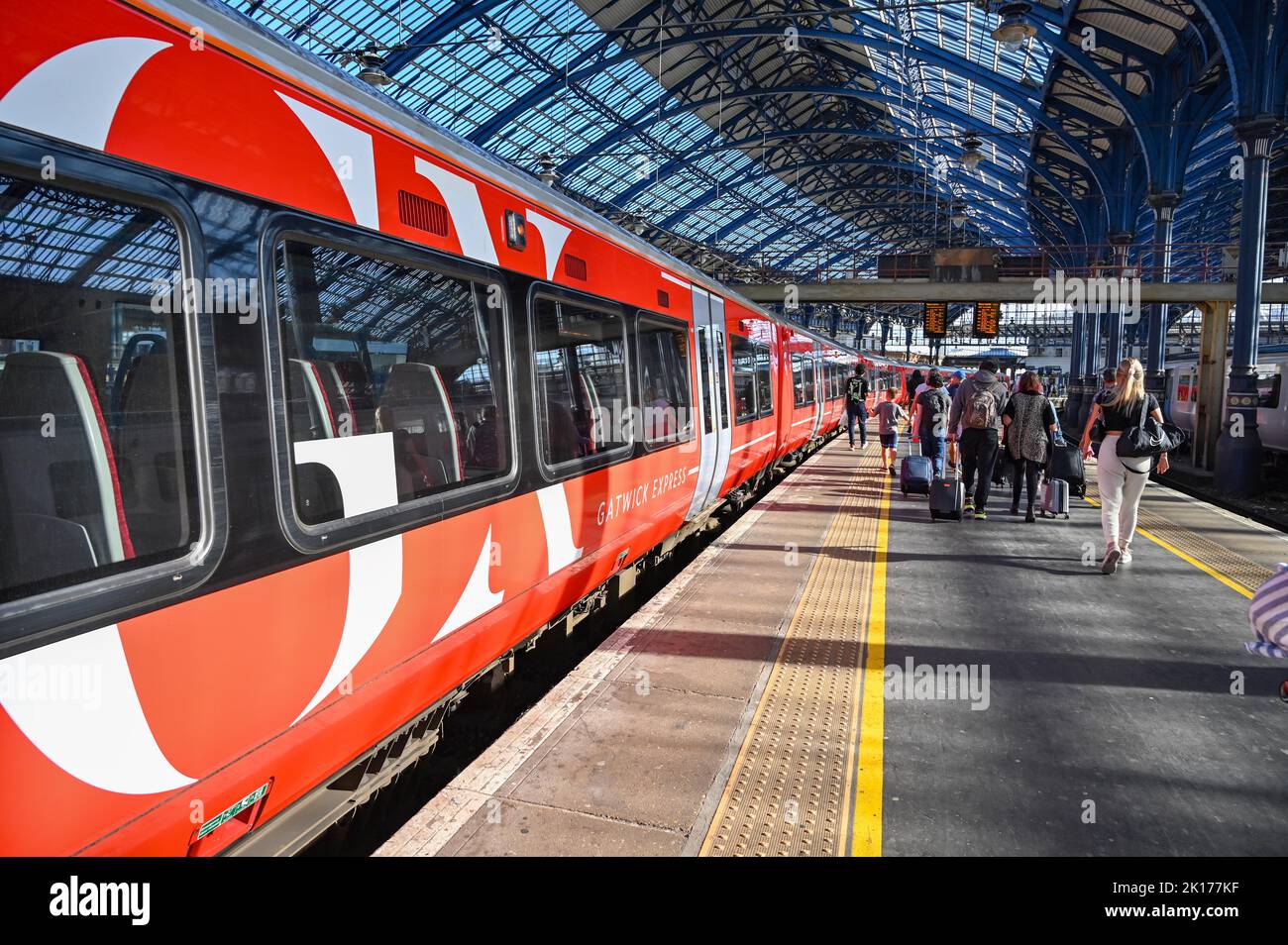 Gatwick Express Zug auf dem Bahnsteig am Bahnhof Brighton in Sussex UK Foto aufgenommen von Simon Dack Stockfoto