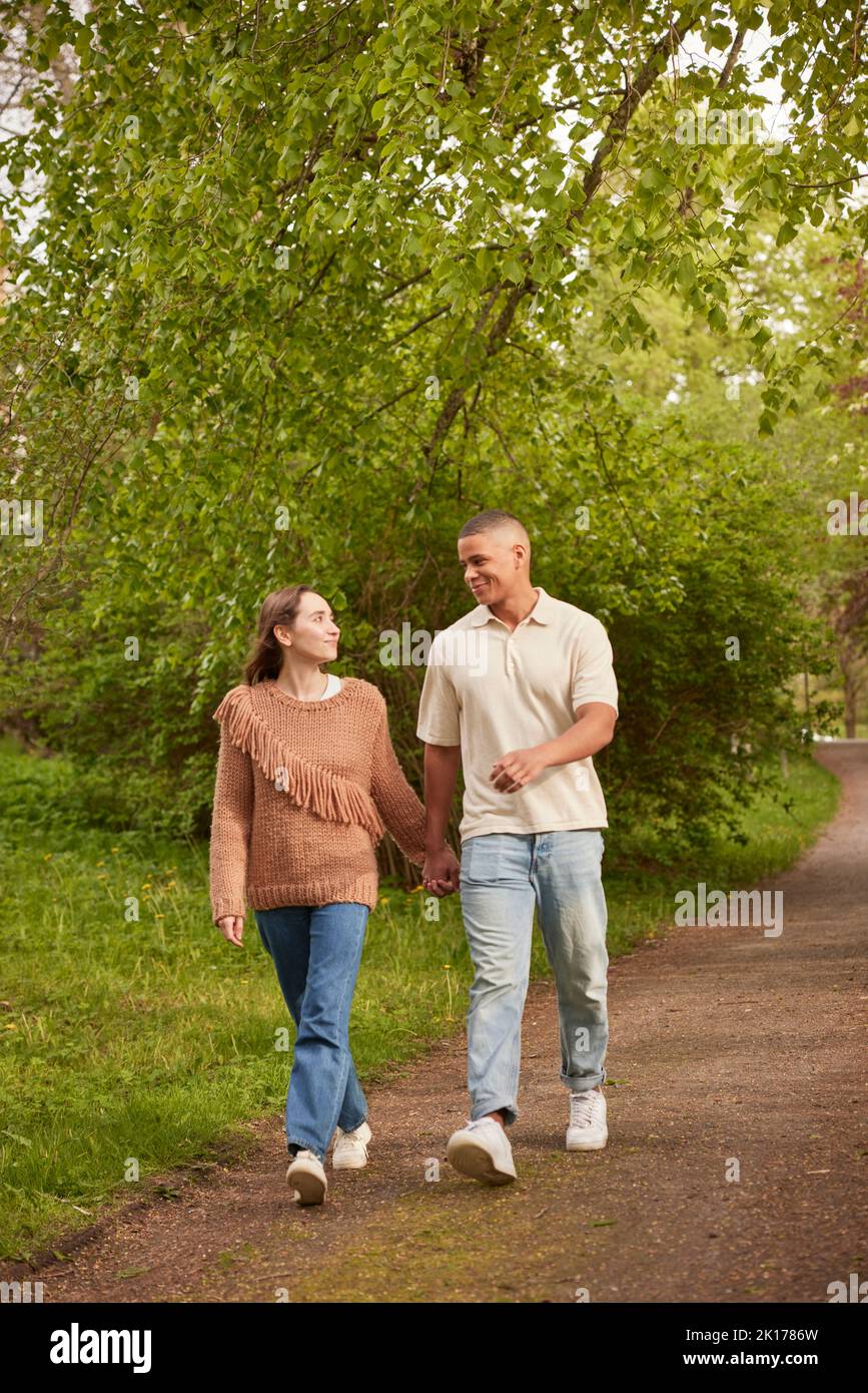 Glückliches Paar zu Fuß im park Stockfoto