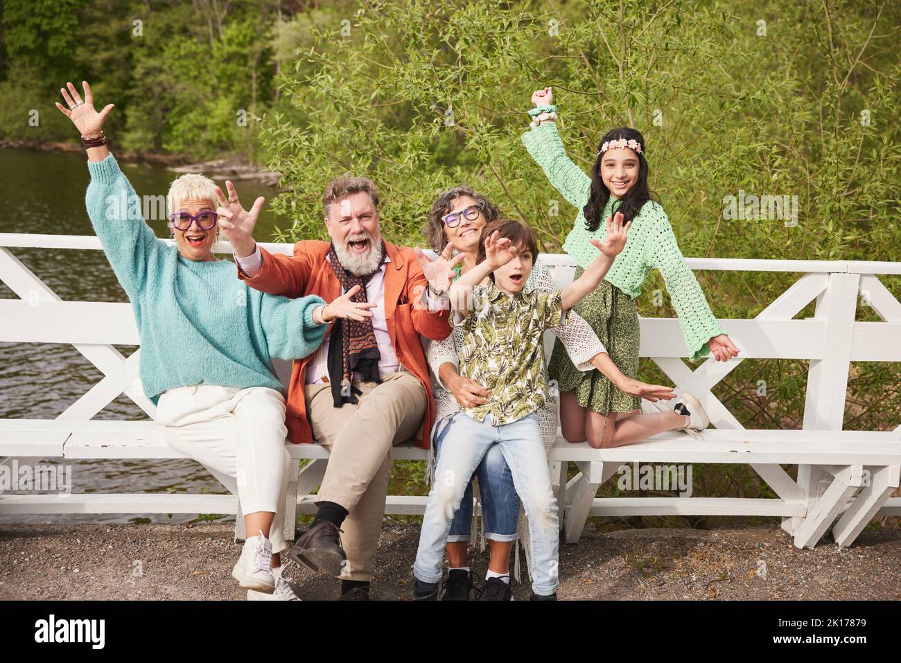 Großeltern mit Enkeln auf der Bank Stockfoto