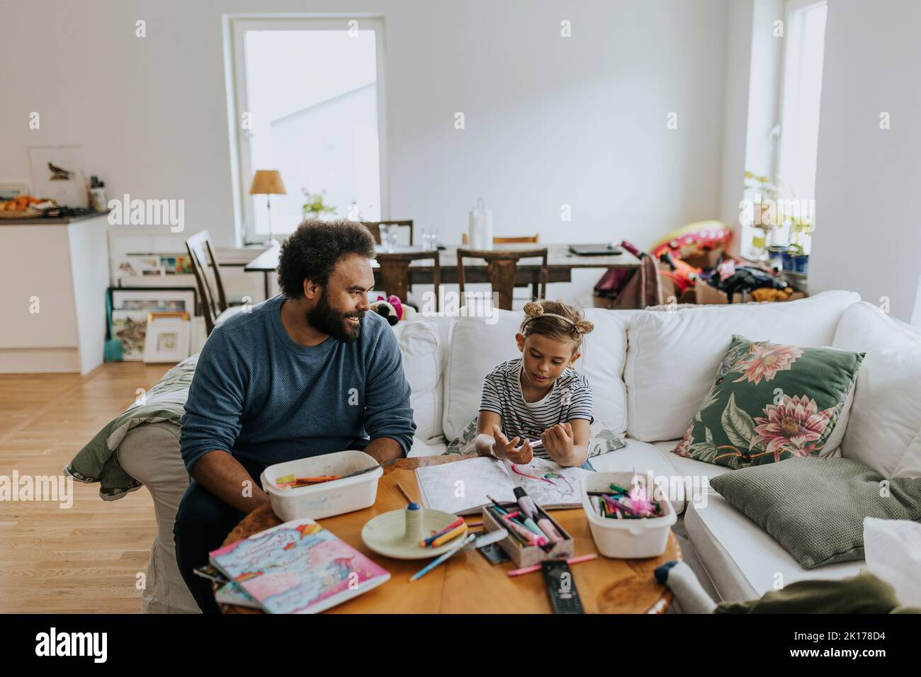 Vater und Kind sitzen im Wohnzimmer Stockfoto