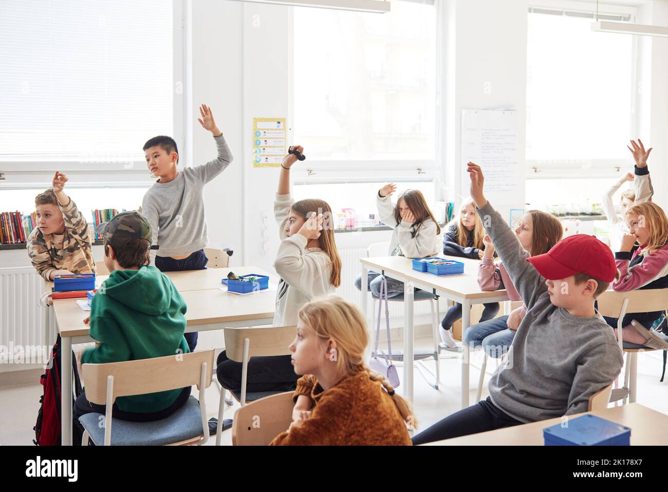 Kinder im Klassenzimmer sitzen Stockfoto