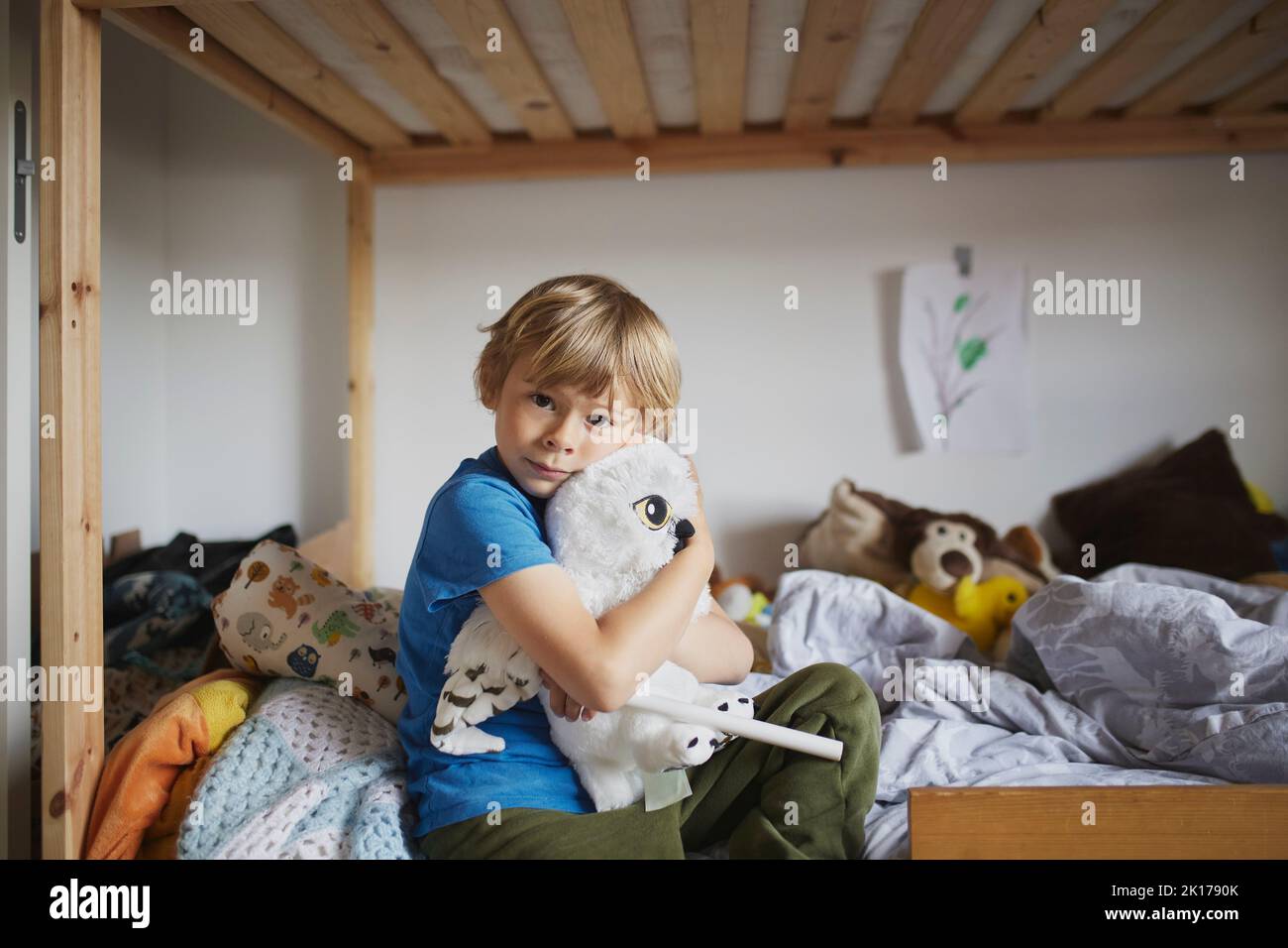 Porträt eines Jungen umarmt Stofftier Stockfoto
