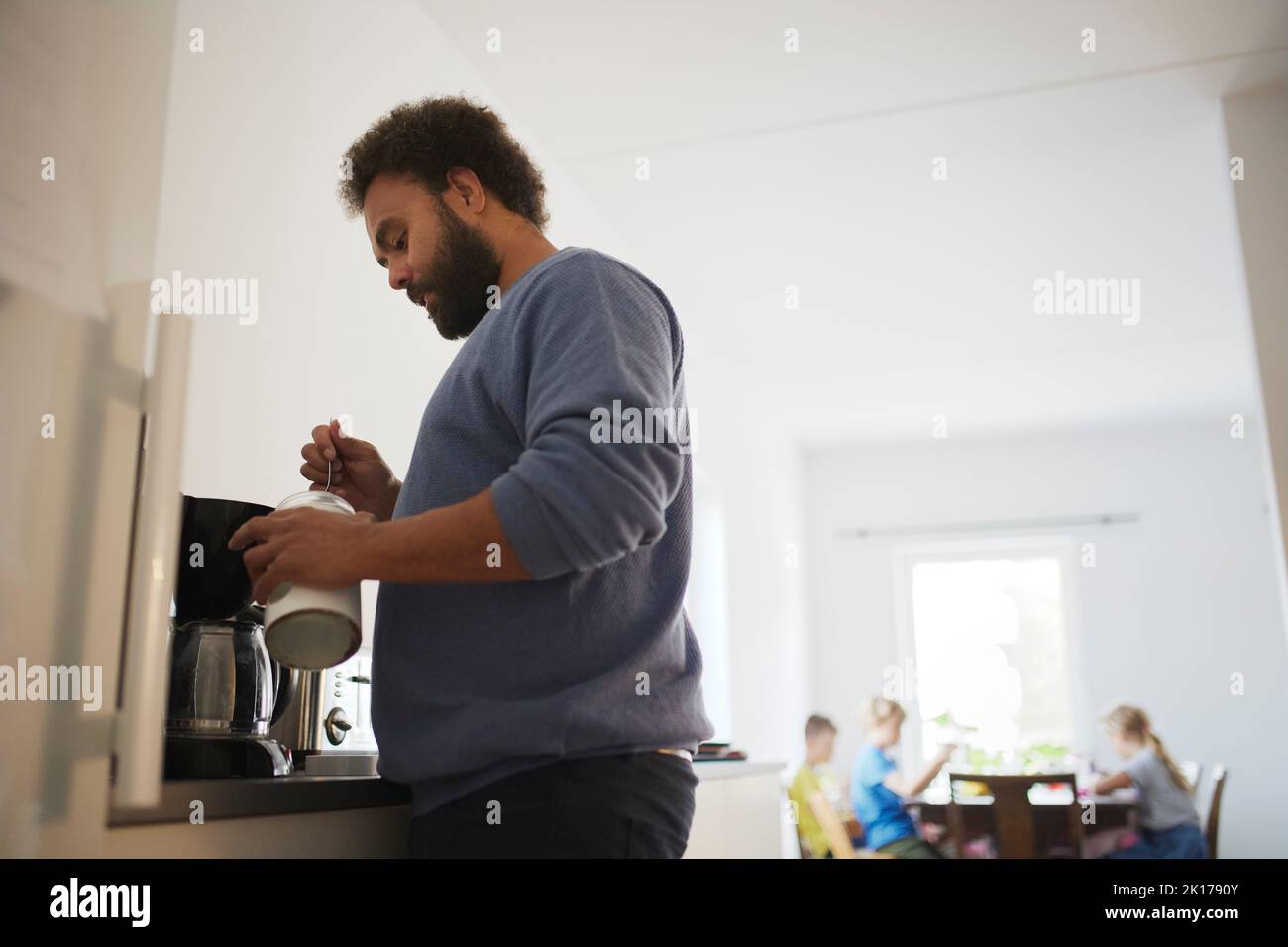 Mann, der zu Hause Kaffee macht Stockfoto