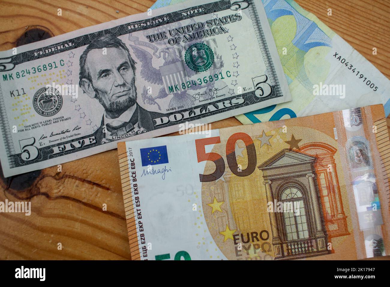 europäische und amerikanische Währungen auf dem Board. Devisen kämpfen Konzept Stockfoto