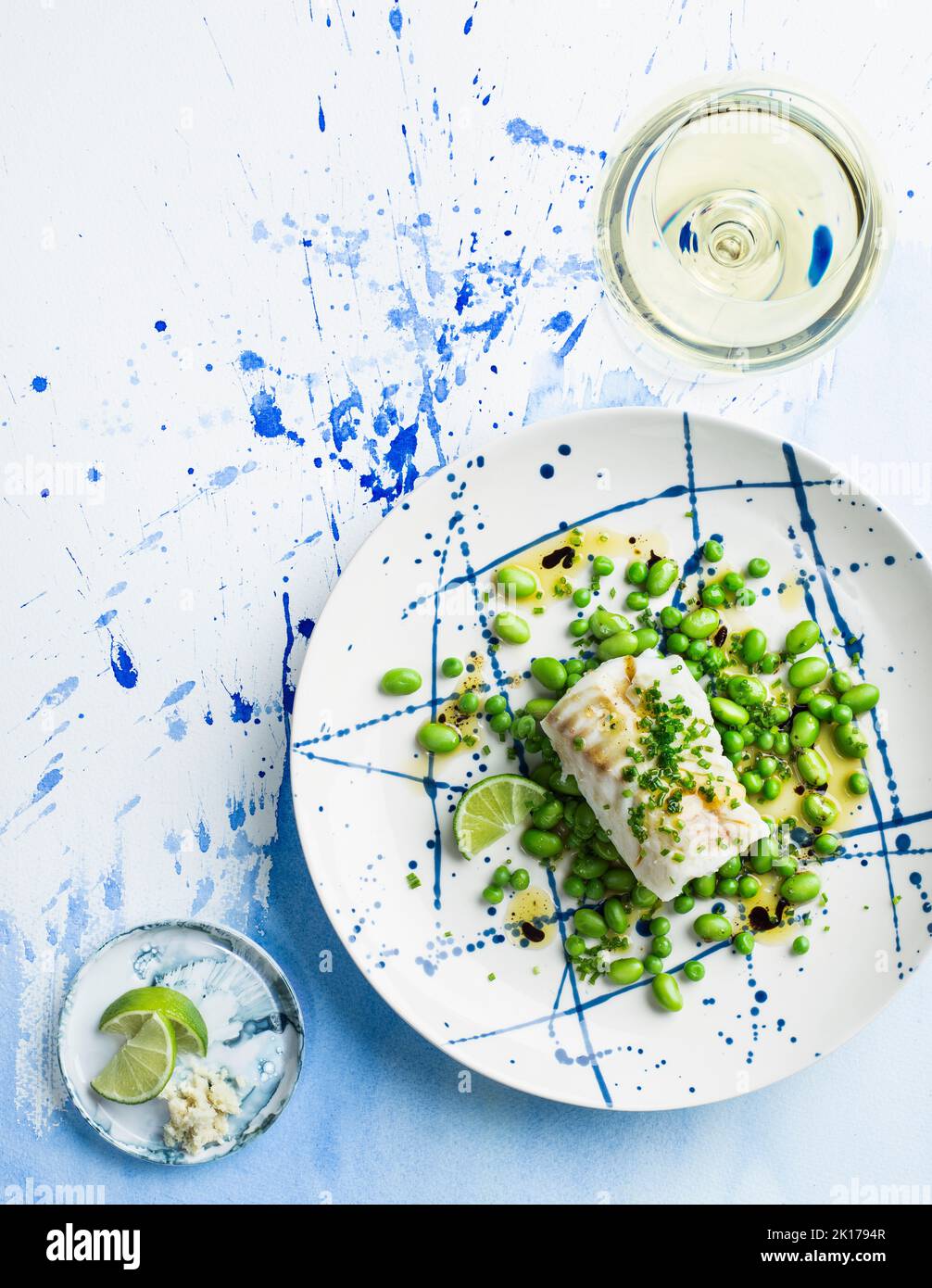 Fisch serviert mit grünen Bohnen Stockfoto