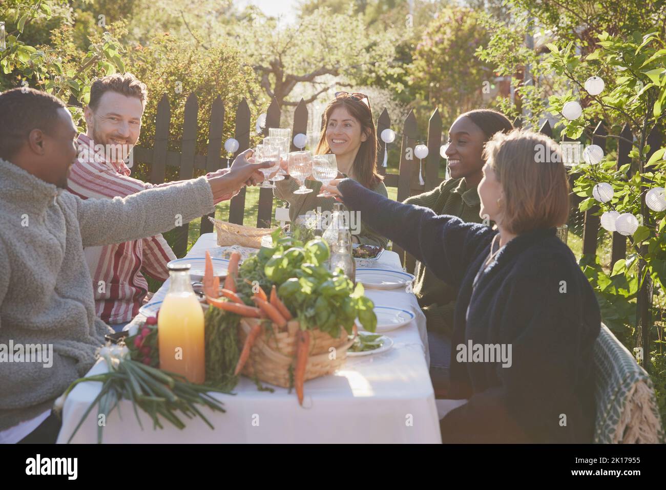 Freunde essen im Garten Stockfoto