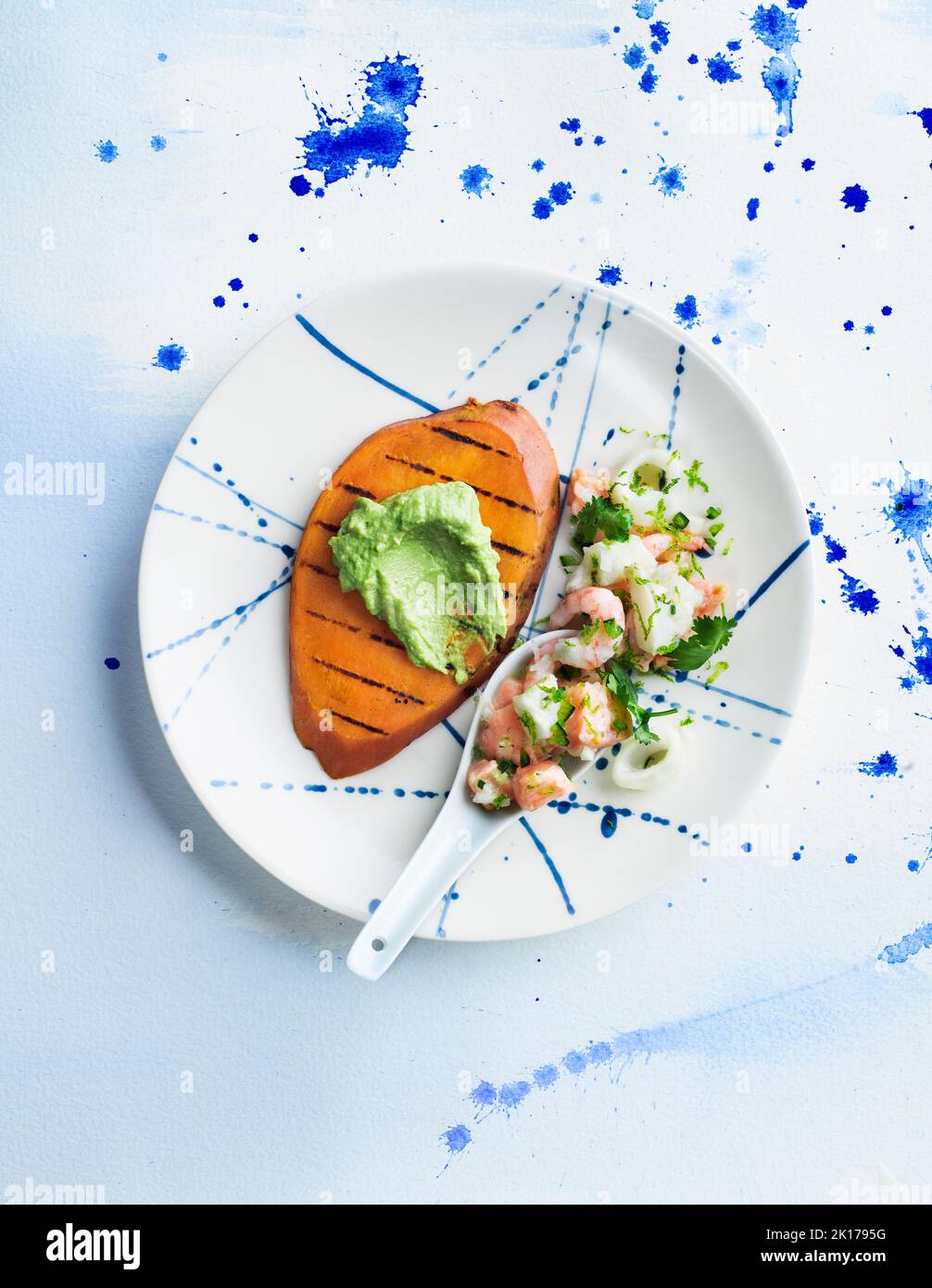 Gegrillte Mango mit Shrimp-Salat Stockfoto