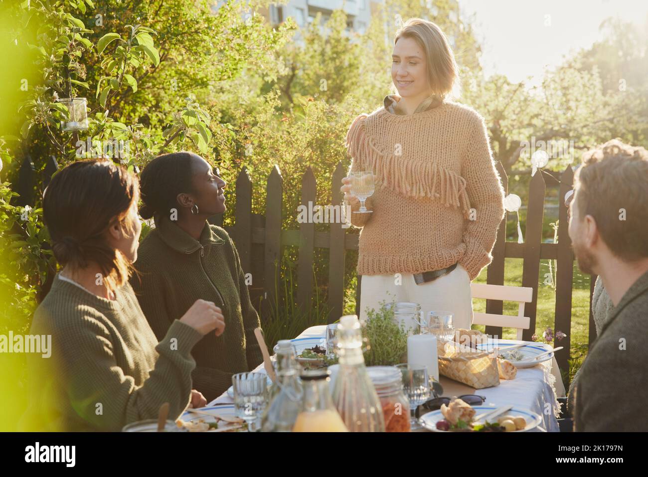 Freunde essen im Garten Stockfoto