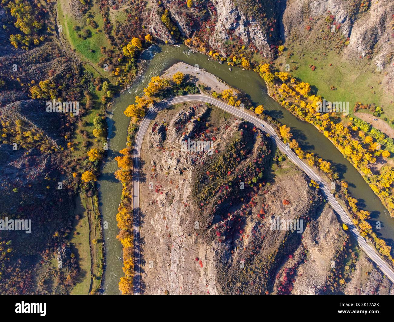 Straße und Fluss im Hochland Stockfoto