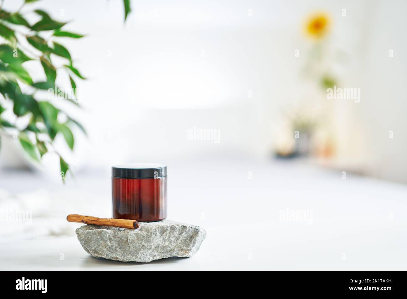 Set aus Öl und Holzstab auf Stein für die Massage Stockfoto
