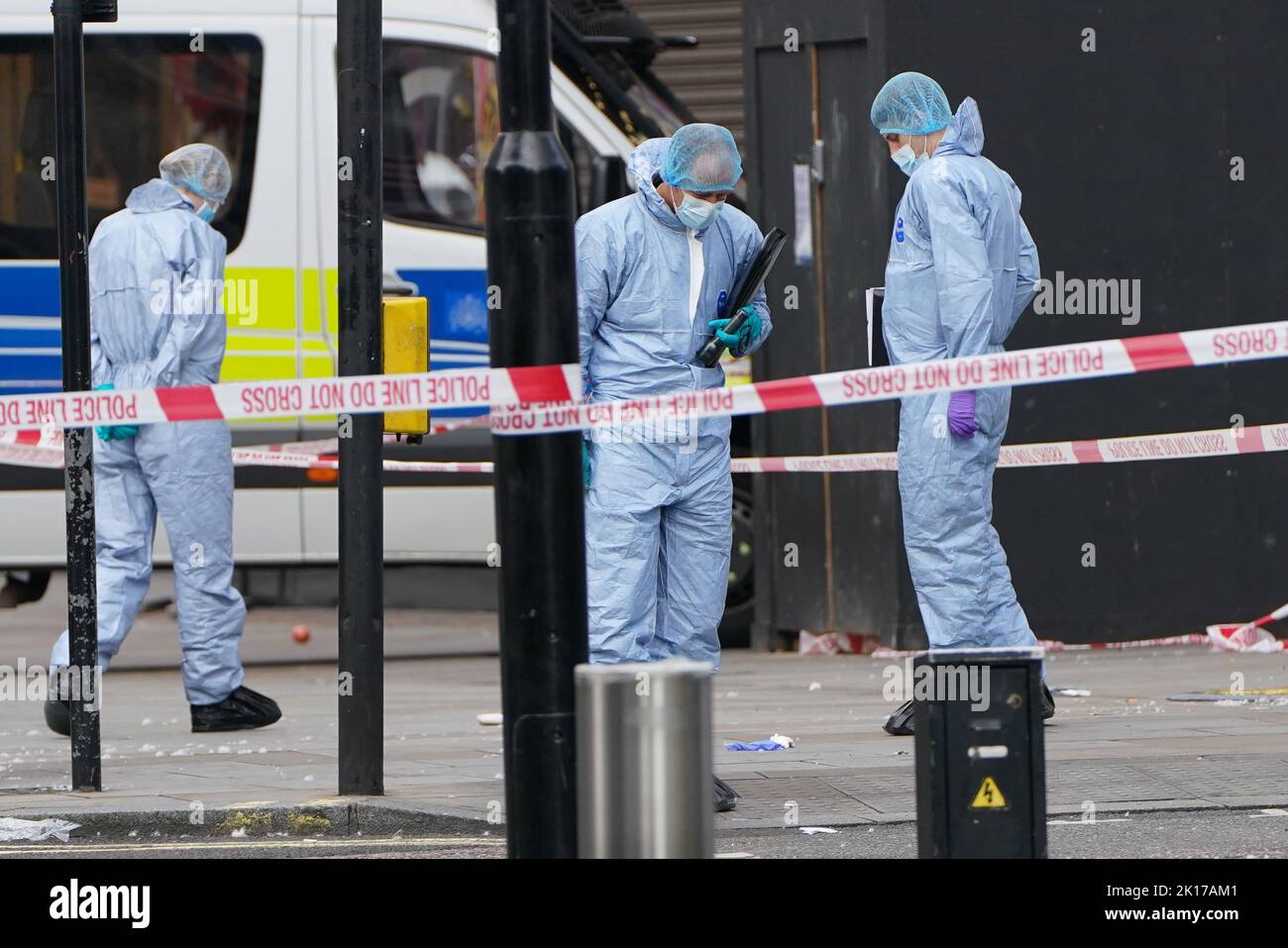 Forensische Beamte am Tatort in der Shaftesbury Avenue im Zentrum von London, wo zwei männliche Polizisten um 6am von einem Mann erstochen wurden. Beide Offiziere werden derzeit von Sanitätern behandelt. Der Verdächtige wurde wegen des Verdachts verhaftet, schwere körperliche Schäden verursacht und einen Nothelfer angegriffen zu haben. Bilddatum: Freitag, 16. September 2022. Stockfoto