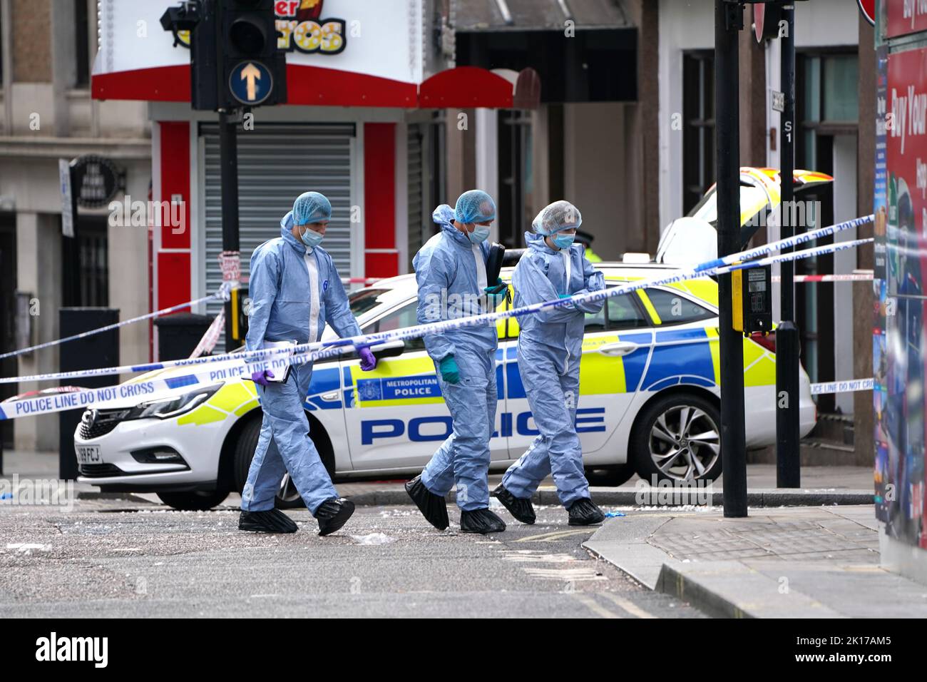 Forensische Beamte am Tatort in der Shaftesbury Avenue im Zentrum von London, wo zwei männliche Polizisten um 6am von einem Mann erstochen wurden. Beide Offiziere werden derzeit von Sanitätern behandelt. Der Verdächtige wurde wegen des Verdachts verhaftet, schwere körperliche Schäden verursacht und einen Nothelfer angegriffen zu haben. Bilddatum: Freitag, 16. September 2022. Stockfoto