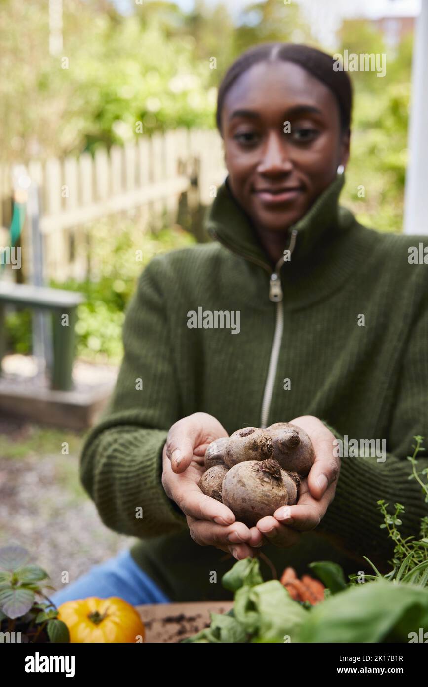 Frau mit hausgemachten Beetroots Stockfoto