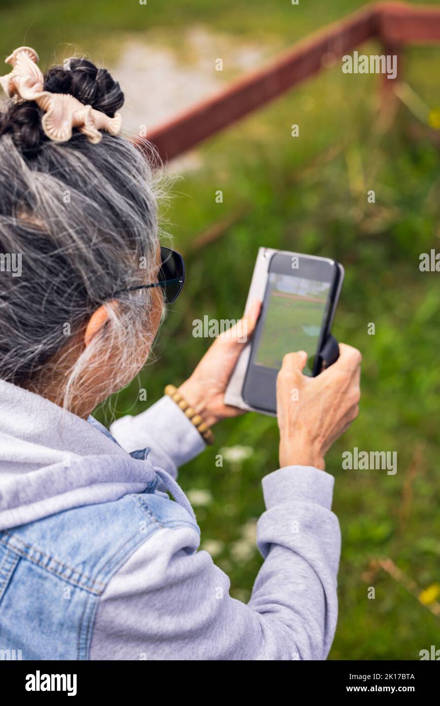 Ältere Frau mit Smartphone Stockfoto Ältere Frau mit Smartphone Stockfoto