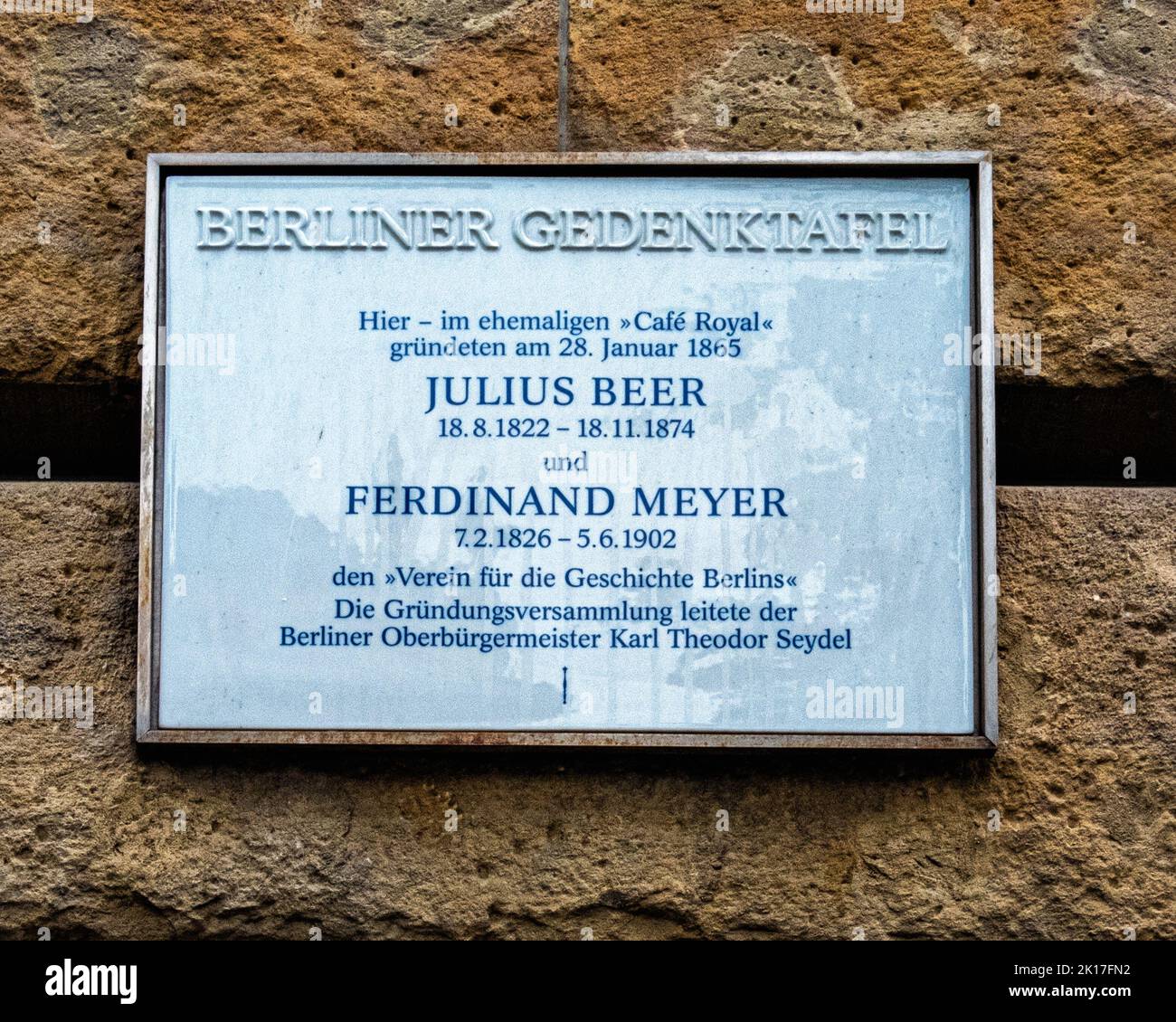 Berliner Gedenktafel erinnert an Julius Beer & Ferdinand Meyer, Gründer des Cafe Royal,unter den Linden 13, Mitte-Berlin Stockfoto