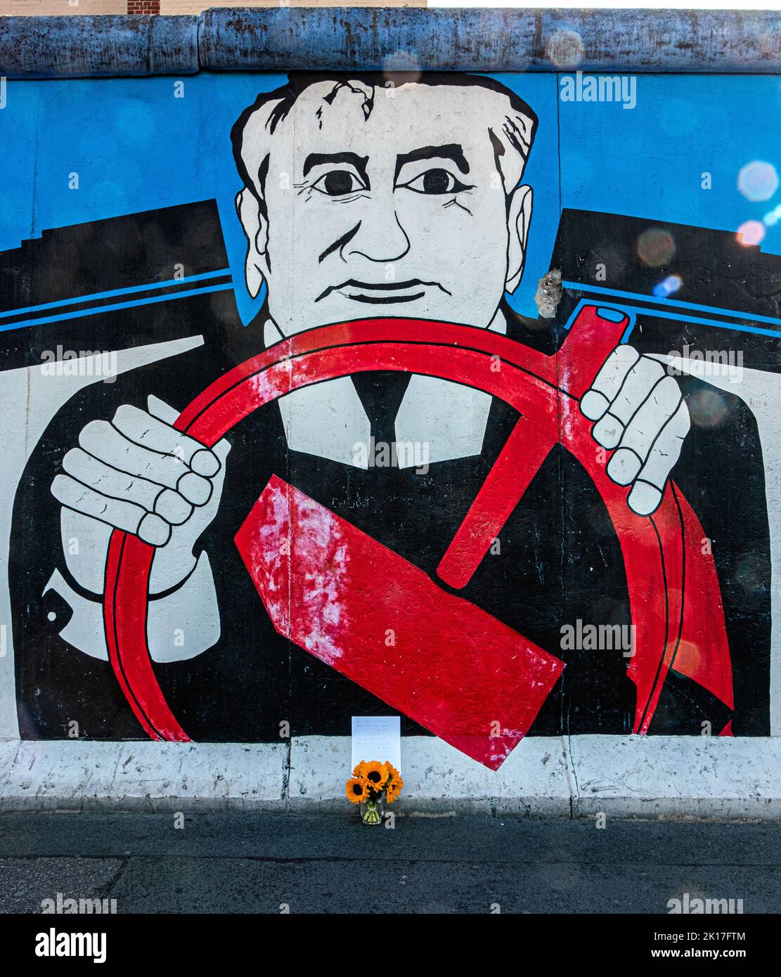 R.I.P. Blumen für Michail Gorbatschow am Denkmal der East Side Gallery. Open-Air-Galerie auf dem am längsten erhaltenen Teil der Berliner Mauer Stockfoto