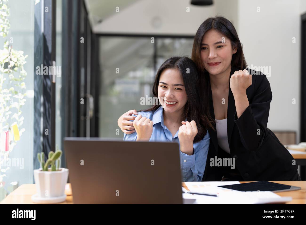 Group of Young Asian Business Team kreative Geschäftsleute Mitarbeiter im Büro glücklich, erfolgreich zu sein Partnerschaft Teamwork feiert Leistung und Stockfoto