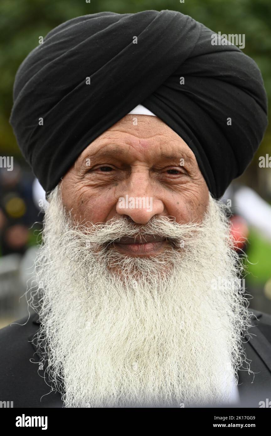 Sikh. Die Trauernden verließen die Westminster Hall, nachdem sie der Königin ihren Respekt gezollt hatten, als sie im Staat lag. Palace of Westminster, London. VEREINIGTES KÖNIGREICH Stockfoto