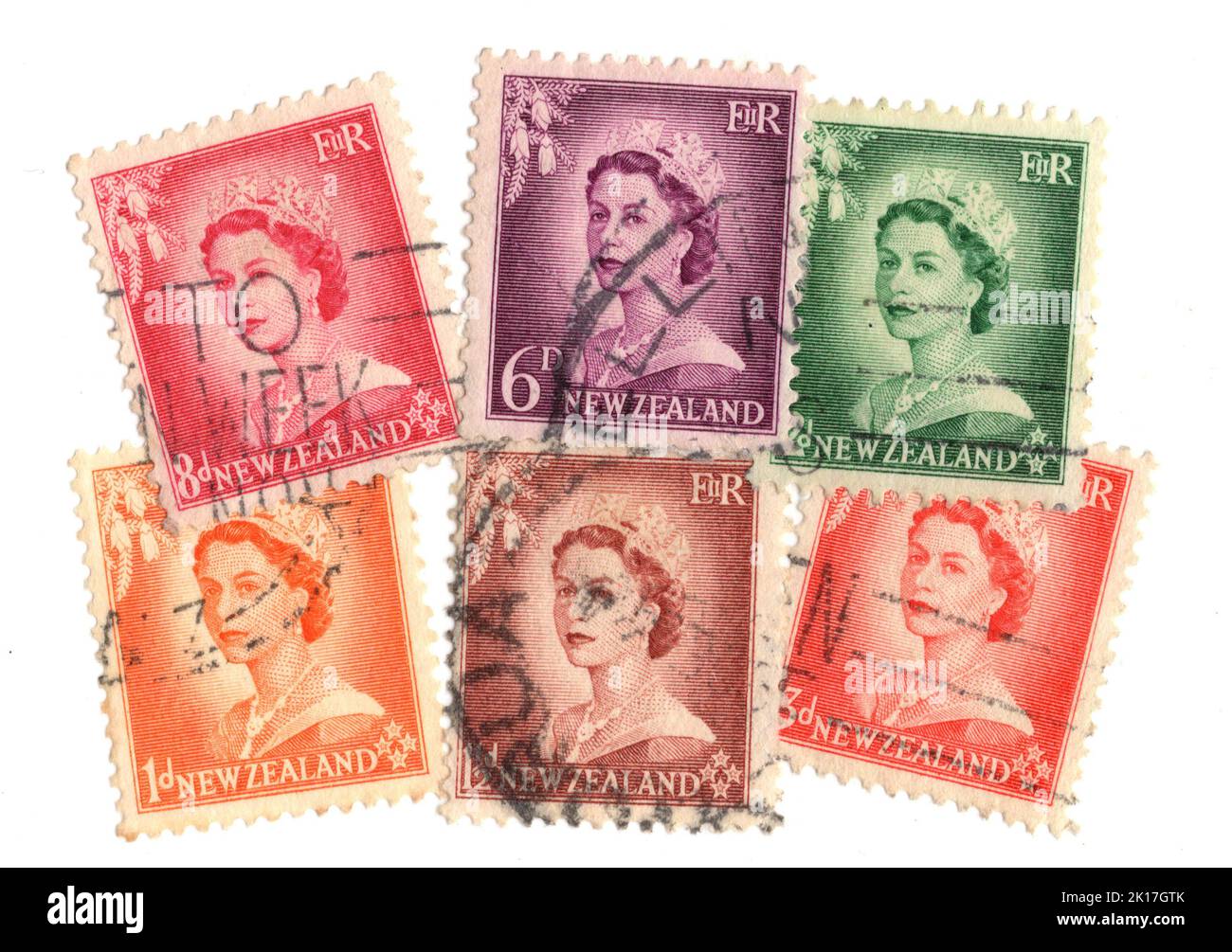 Eine Montage von Queen Elizabeth II Briefmarken aus Neuseeland auf weißem Hintergrund. Stockfoto