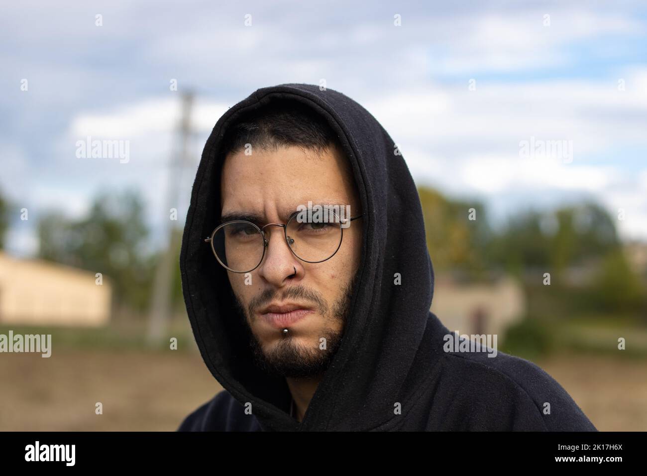 Junger Mann von vorne sieht ernsthaft aus Stockfoto