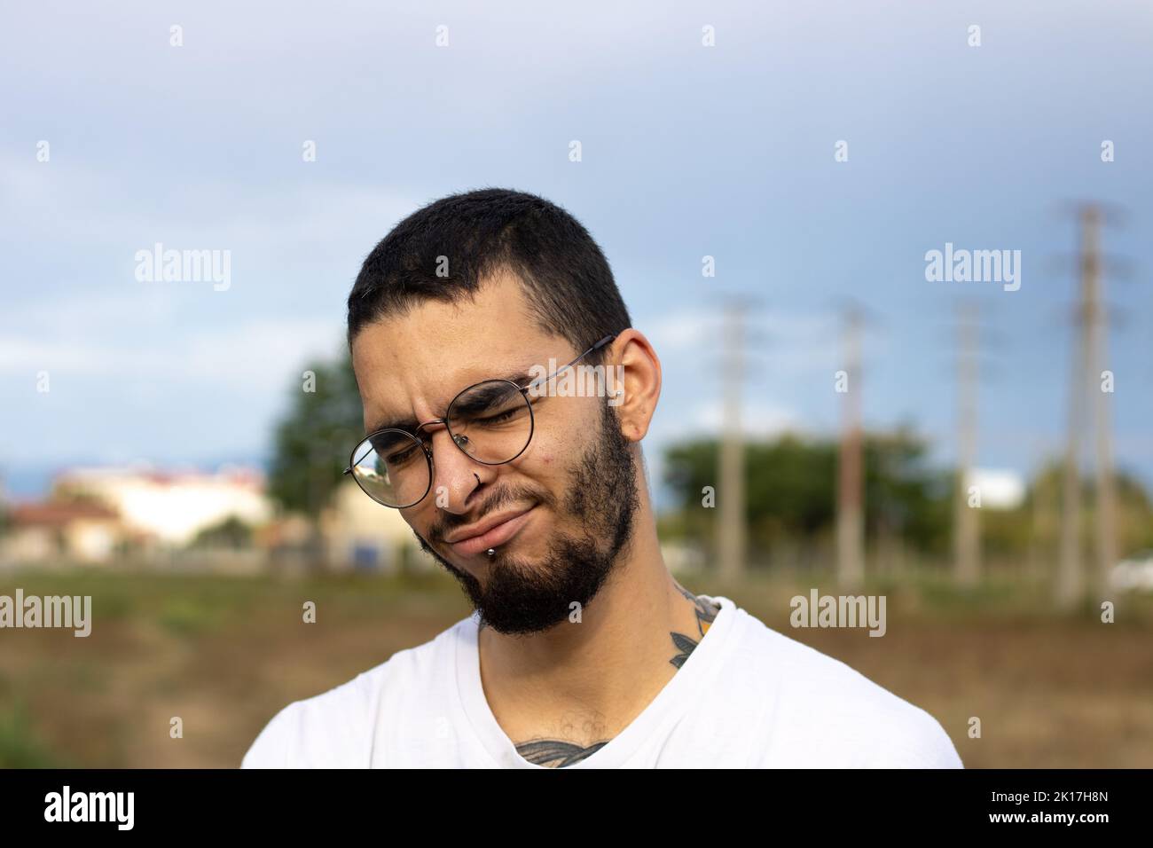 Junger Mann schätzt die Situation Stockfoto