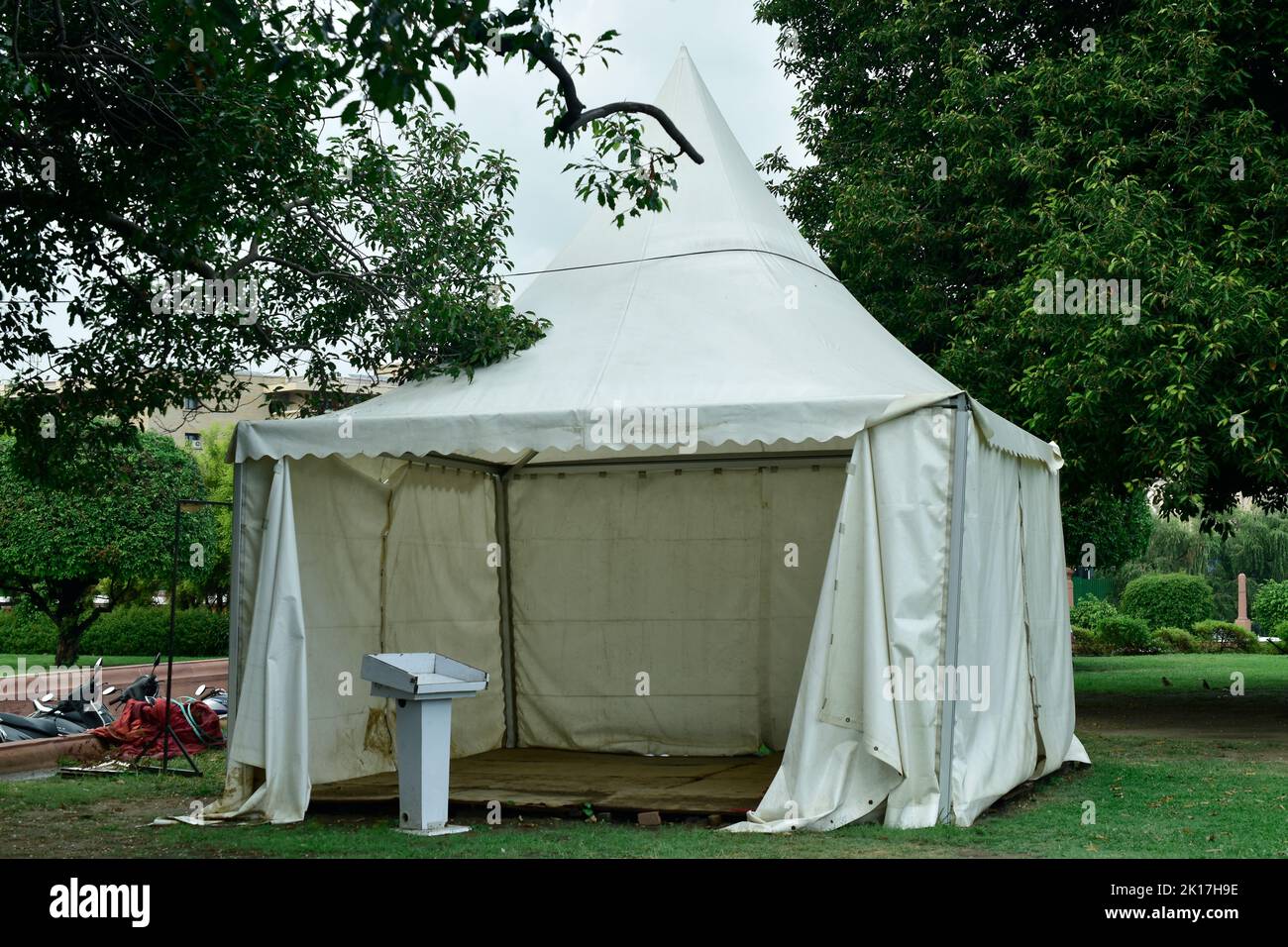 Neu Delhi, Indien - 14. September 2022 : leeres weißes Zelt auf dem Campingplatz Stockfoto