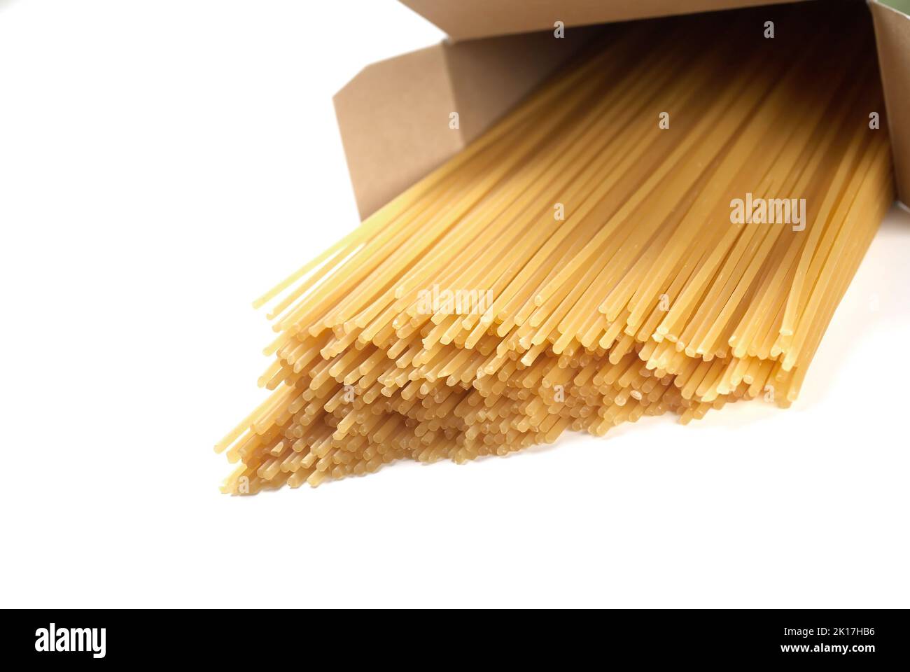 Spaghetti-Pasta in der Box ausgeschnitten Stockfoto