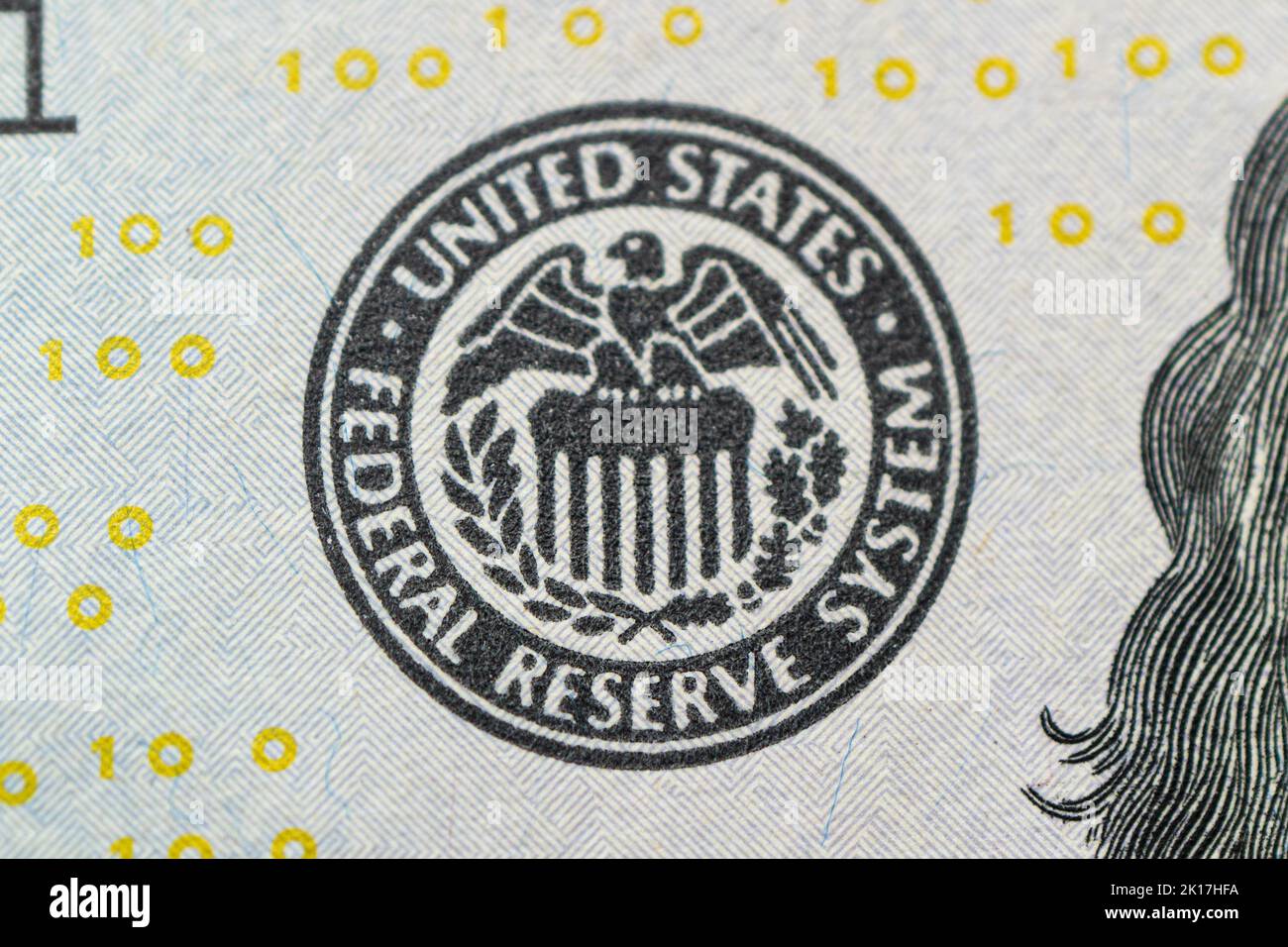 Nahaufnahme des US-Notenbanksystems. Das Emblem DER US-Notenbank Federal Reserve auf einer Banknote von hundert Dollar, wie DIE FED die Zinsanhebung, die Wirtschaft, die Inflation in Betracht zieht Stockfoto