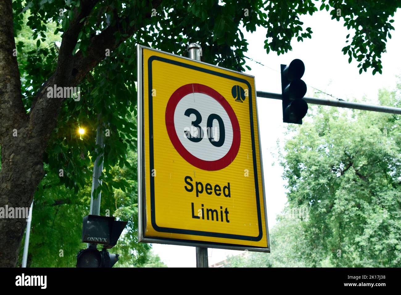 Neu Delhi, Indien - 14. September 2022 : Tempolimit-Verkehrsregel, Tempolimit-Warnung auf der Straße Stockfoto