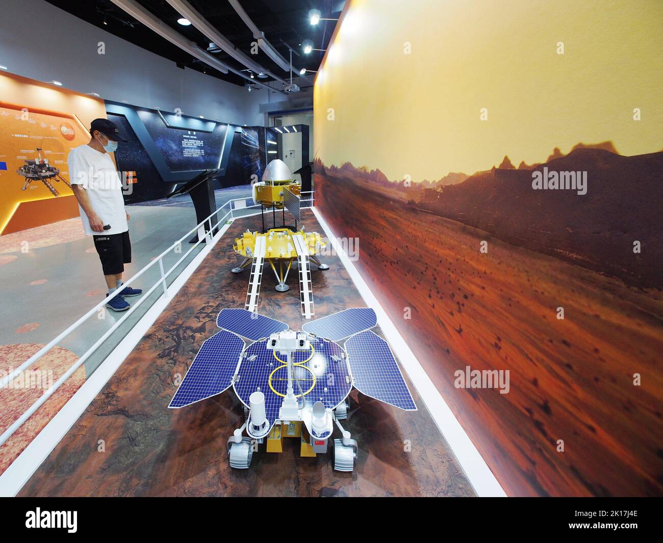 PEKING, CHINA - 16. SEPTEMBER 2022 - Zuschauer besuchen die Tianwen 1 Mars Sonde und den Zhugrong Rover im Science Center in Peking, China, 1. September Stockfoto